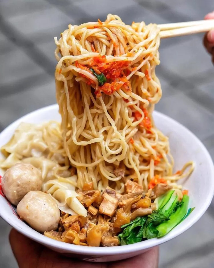 Semangkuk mie ayam legendaris dengan topping ayam melimpah