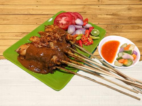 Sate daging khas Couppay Makassar dengan bumbu kacang kental